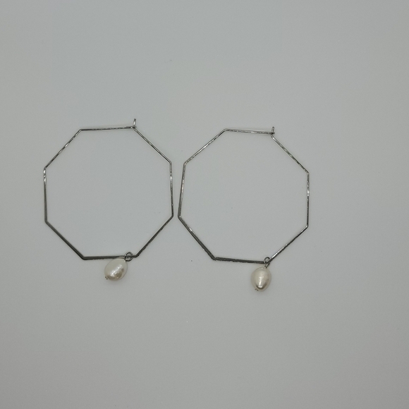 SILVER colored hoops with drop pearl - Picture 2 of 3